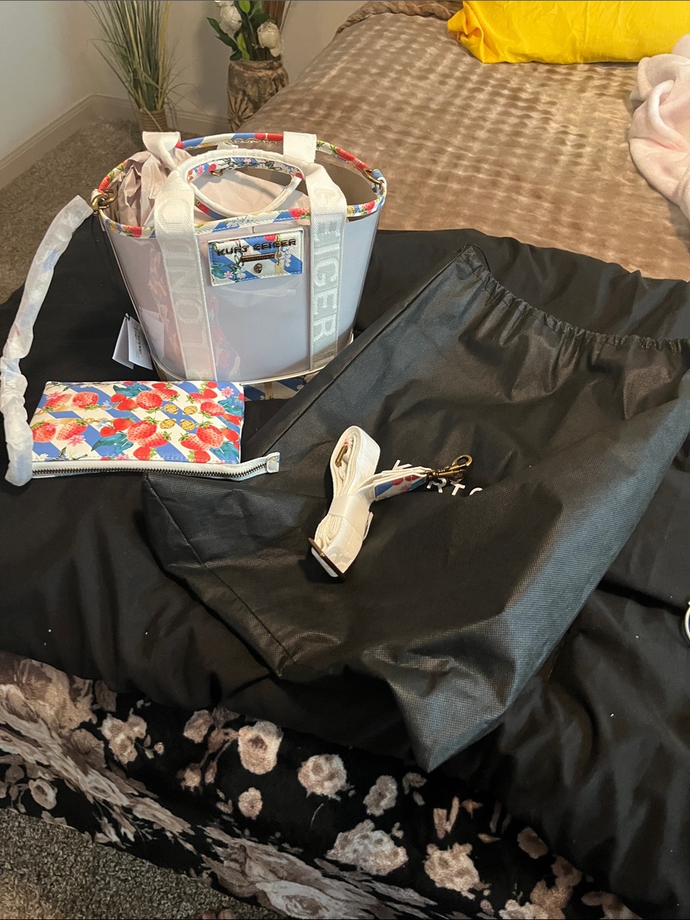 Kurt Geiger new tags White Tote with Blue-Striped Floral Pouch - Picture 2 of 7